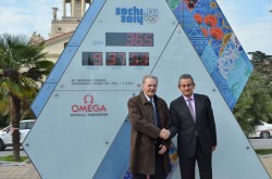 Prezes firmy Omega Stephen Urquhart i prezydent Międzynarodowego Komitetu Olimpijskiego Jacques Rogge przed zegarem w Soczi
