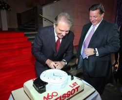 Urodzinowy tort pokroili Francois Thiebaud i Gael Vallade