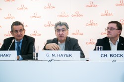 Od lewej: Stephen Urquhart, prezes marki Omega, Nick Hayek, prezes Swatch Group i dr Christian Bock, dyrektor METAS