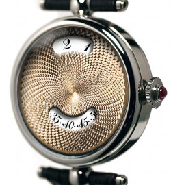 Zegarek firmy Angular Momentum, model Montre à Guichet Guilloché