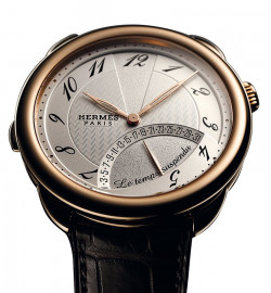 Zegarek firmy Hermès, model Arceau Le Temps Suspendu
